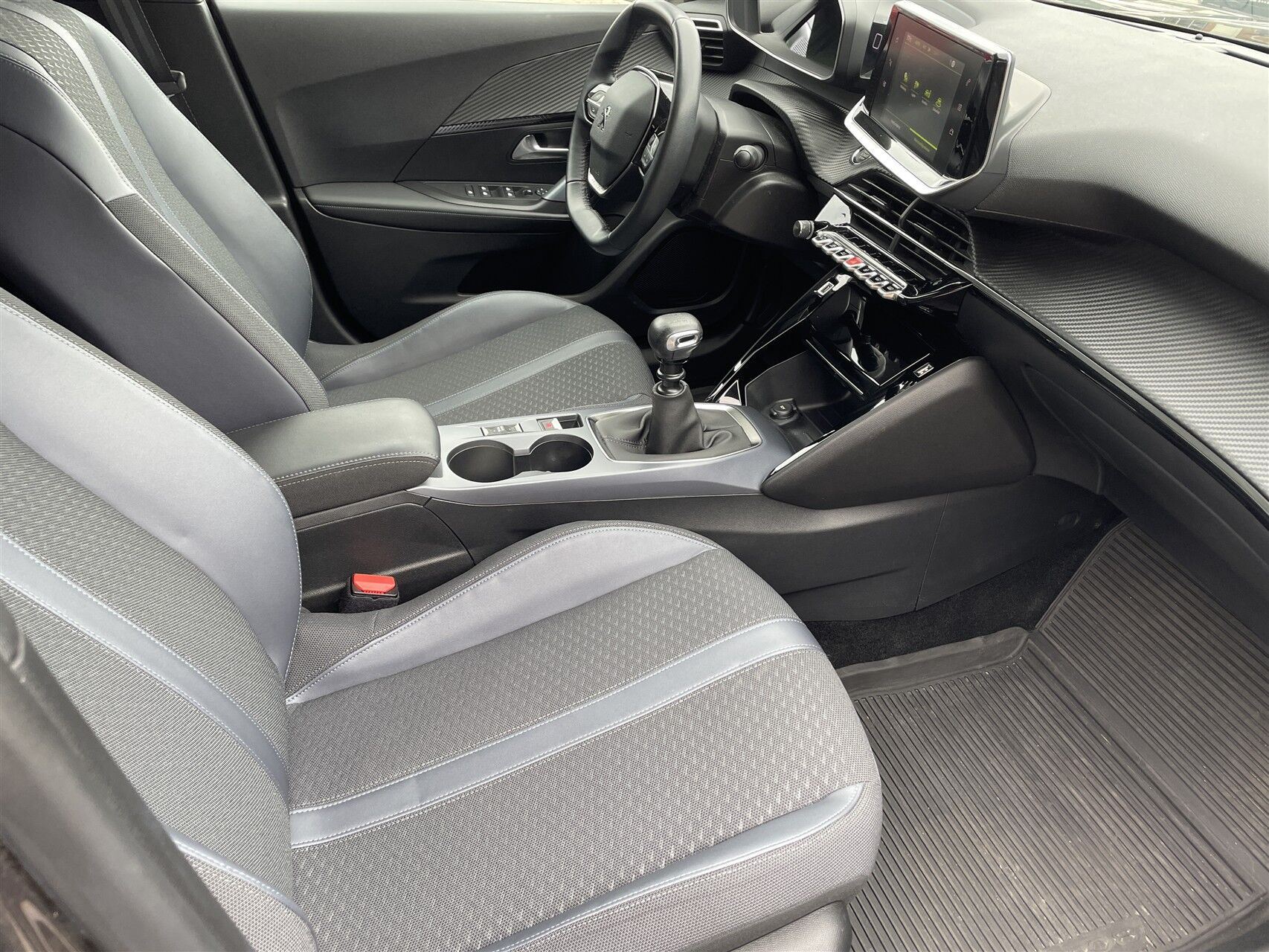 Grå Peugeot 2008 fra 2020