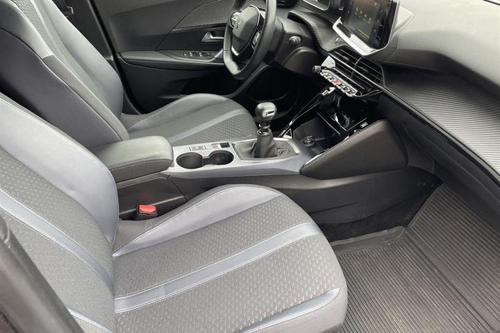 Grå Peugeot 2008 fra 2020