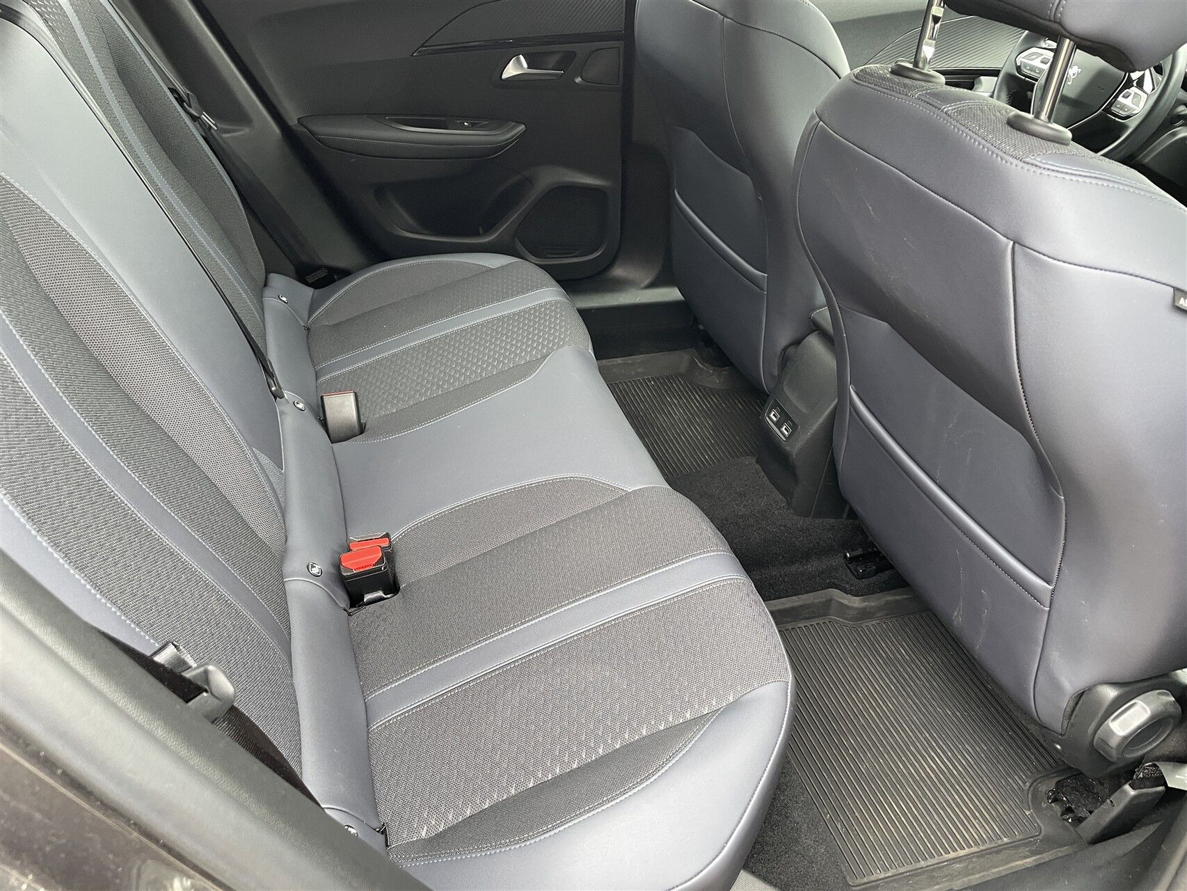 Grå Peugeot 2008 fra 2020