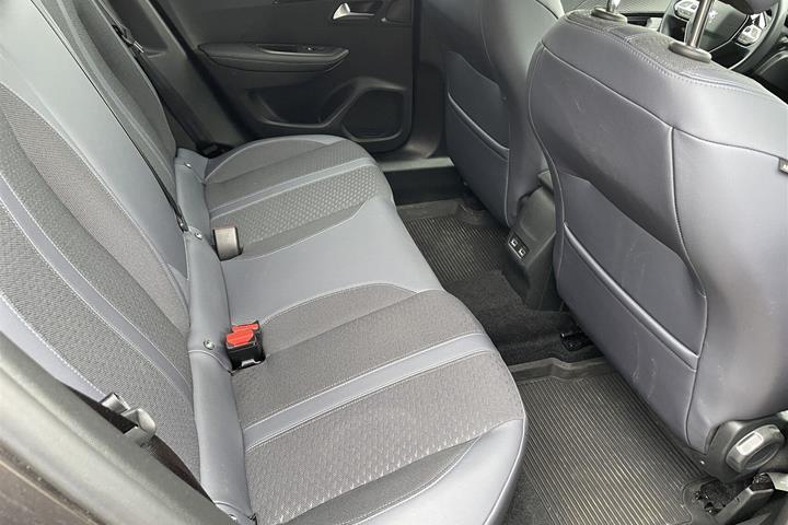 Grå Peugeot 2008 fra 2020