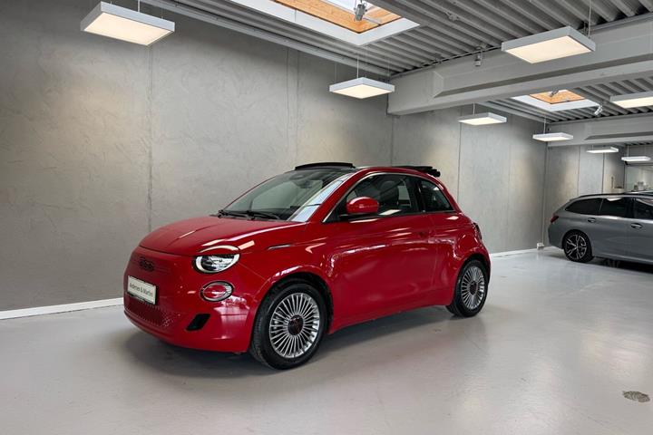Rød Fiat 500e fra 2023