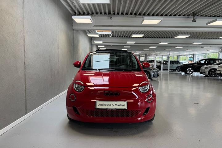 Rød Fiat 500e fra 2023