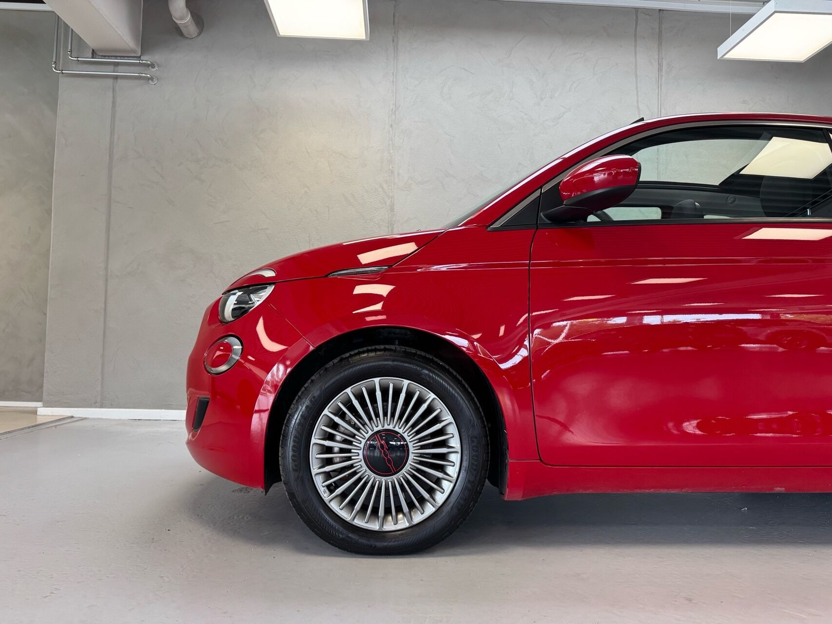 Rød Fiat 500e fra 2023