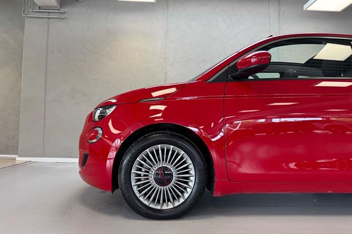 Rød Fiat 500e fra 2023