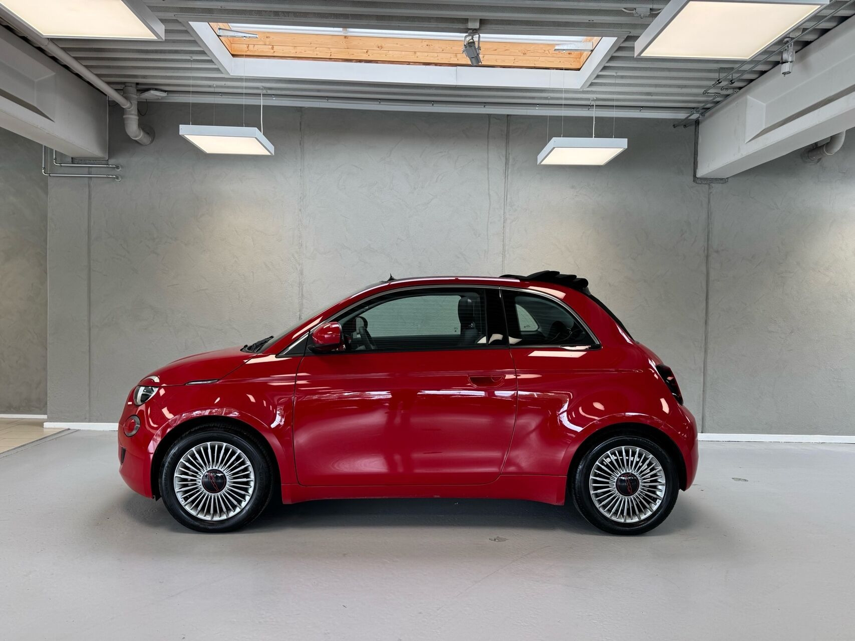 Rød Fiat 500e fra 2023