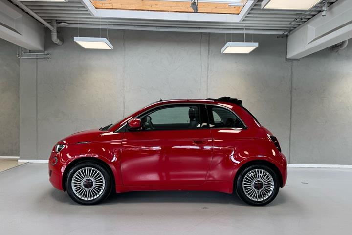 Rød Fiat 500e fra 2023