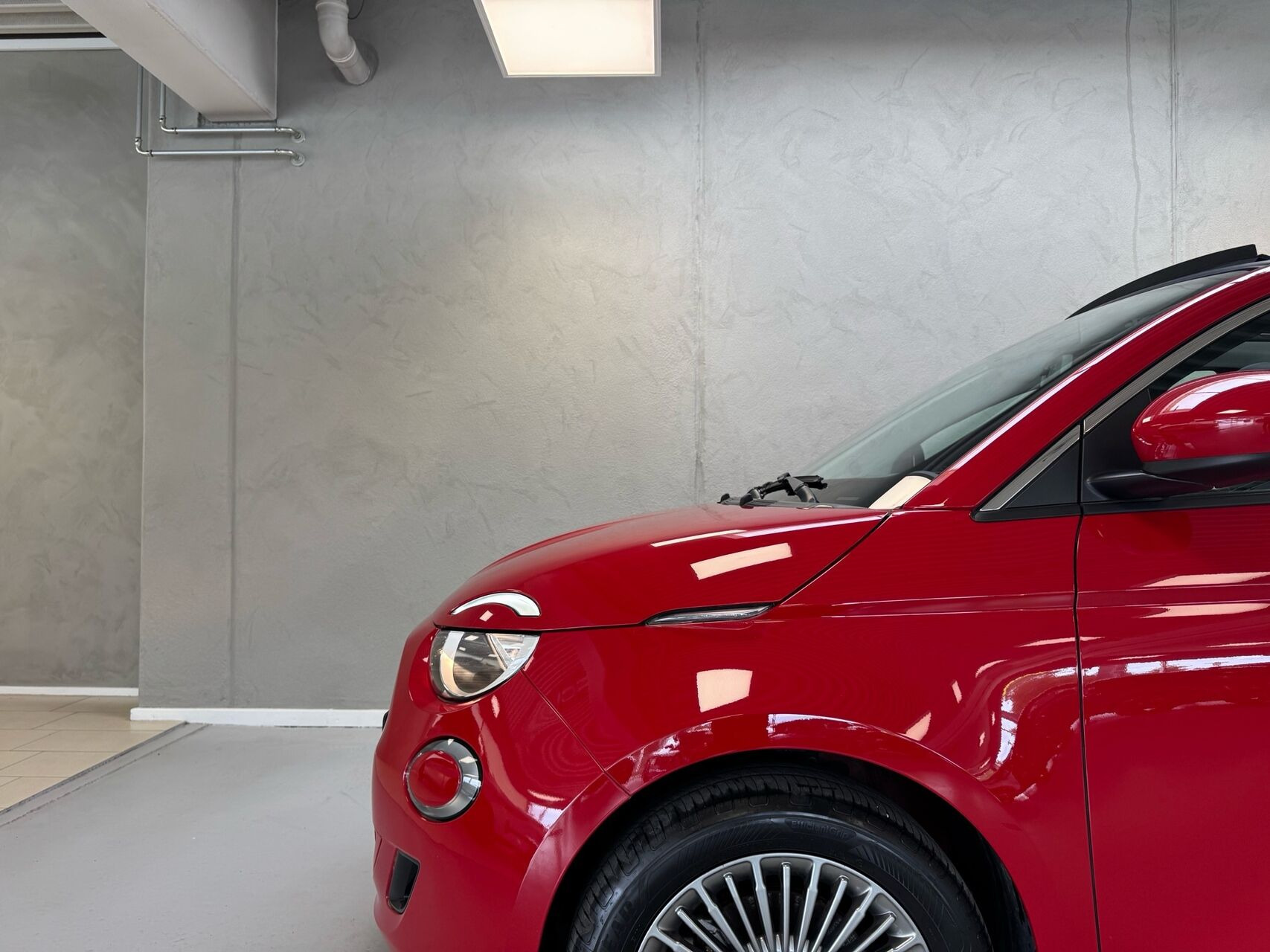 Rød Fiat 500e fra 2023