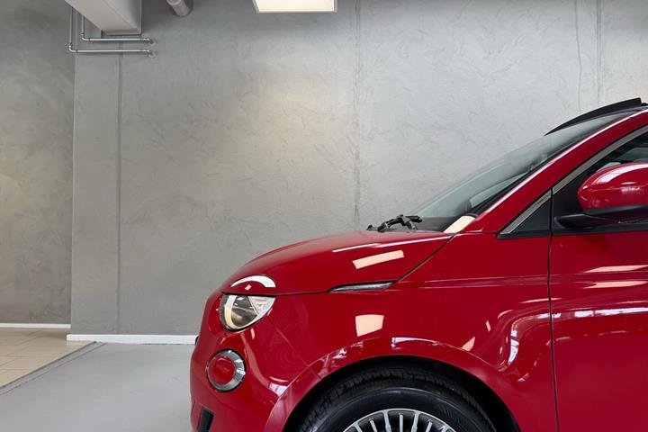 Rød Fiat 500e fra 2023
