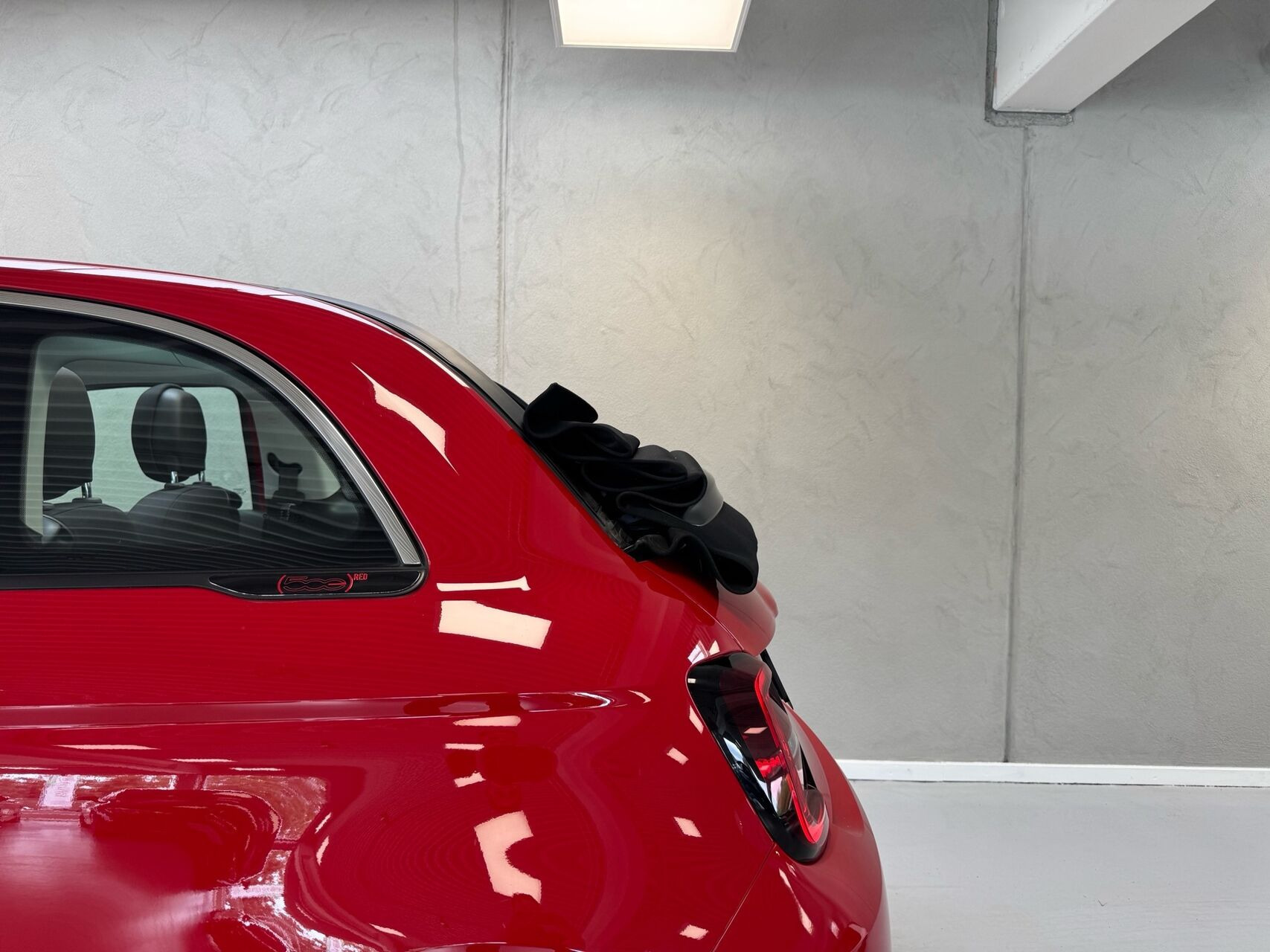 Rød Fiat 500e fra 2023