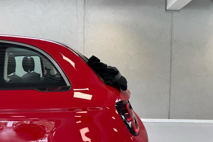 Rød Fiat 500e fra 2023