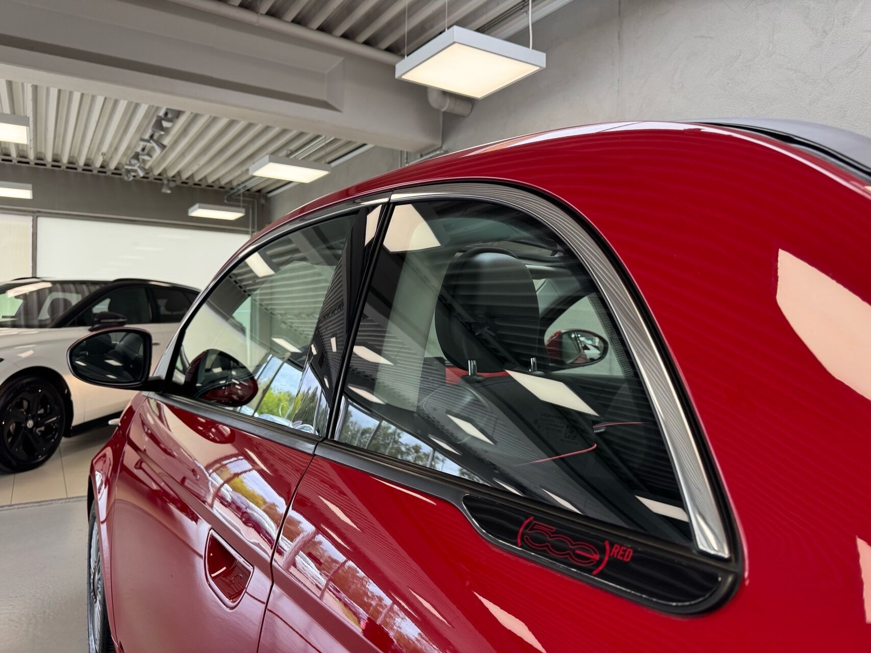 Rød Fiat 500e fra 2023