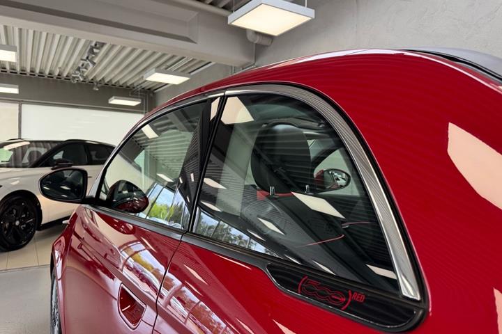 Rød Fiat 500e fra 2023