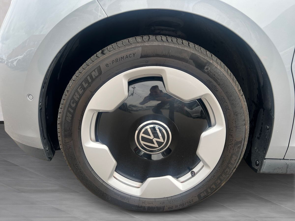 Grå VW ID.Buzz fra 2024