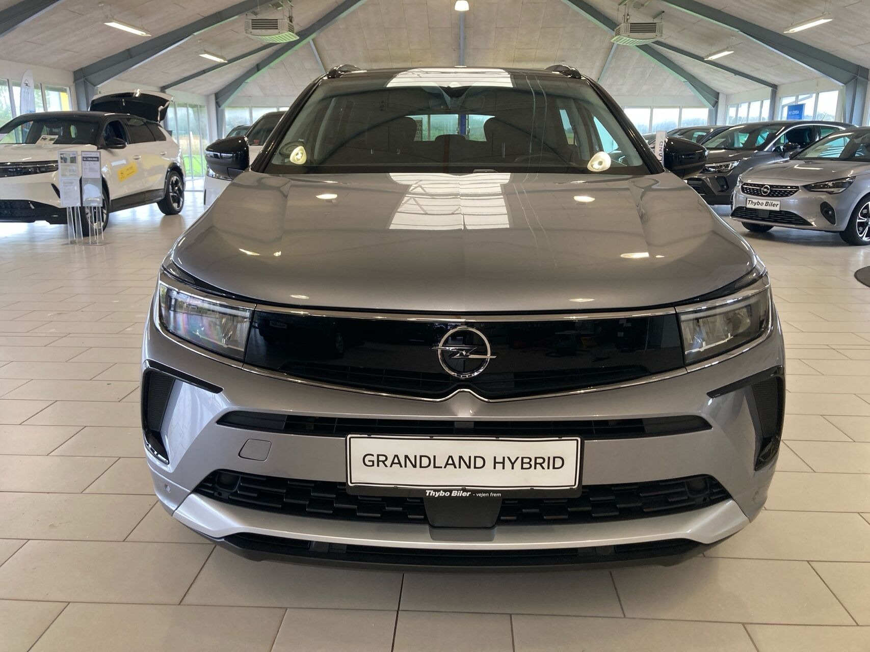 Grå Opel Grandland fra 2023