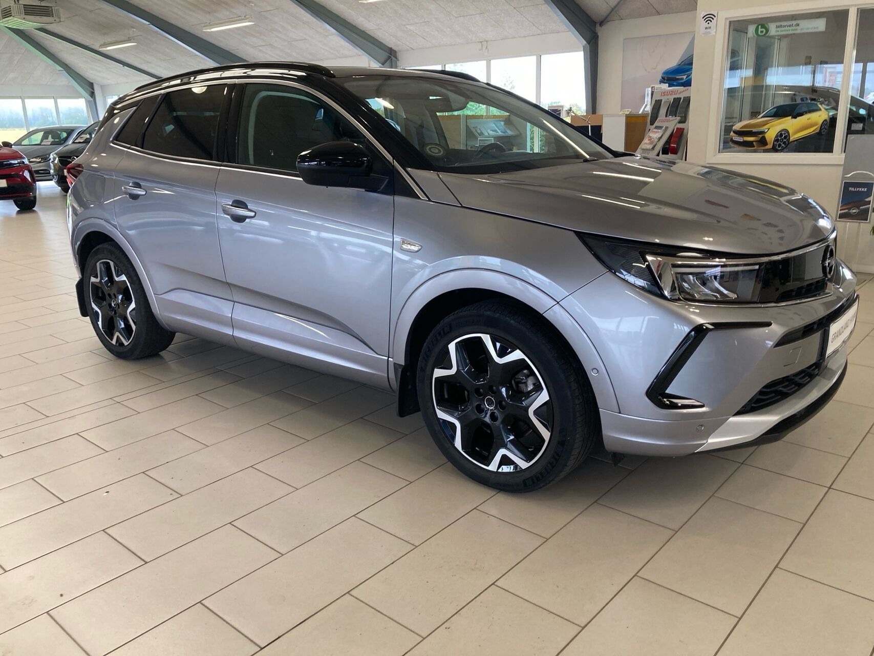 Grå Opel Grandland fra 2023