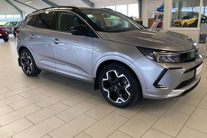Grå Opel Grandland fra 2023