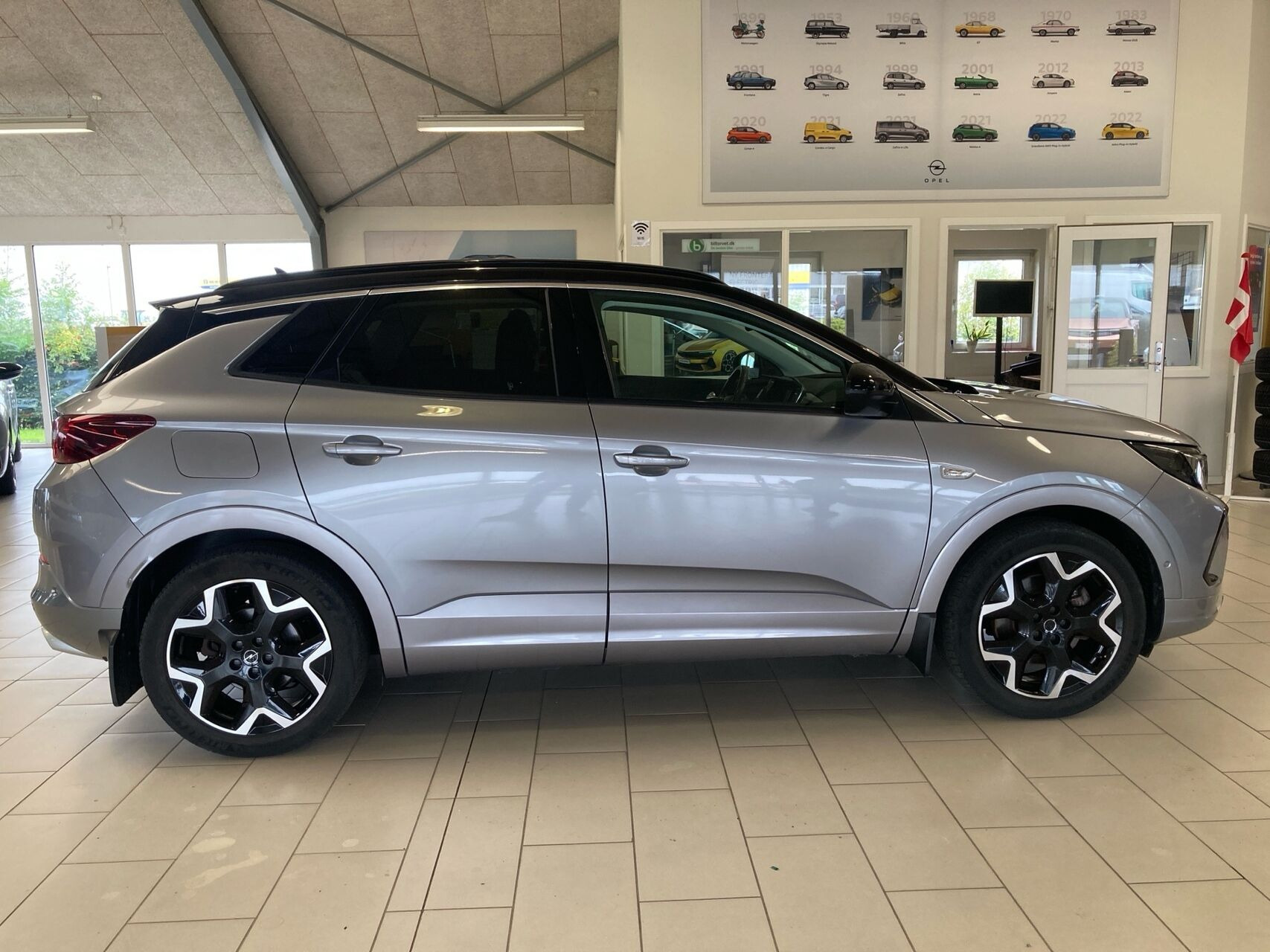 Grå Opel Grandland fra 2023