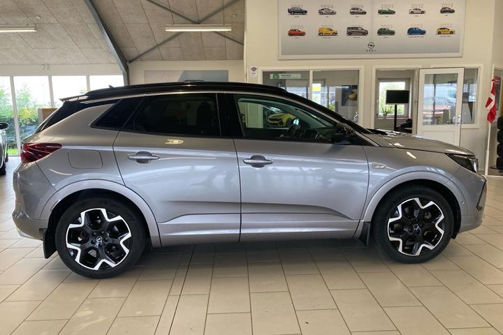 Grå Opel Grandland fra 2023