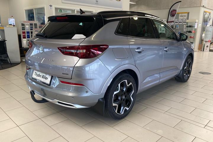 Grå Opel Grandland fra 2023