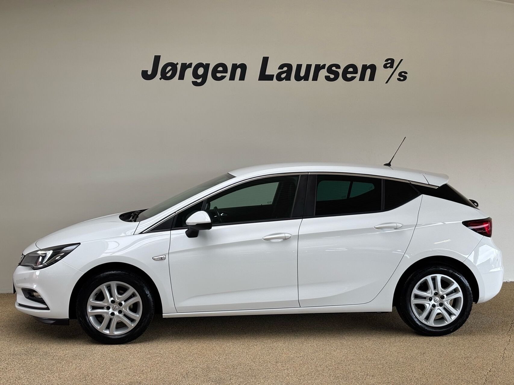 Hvid Opel Astra fra 2019