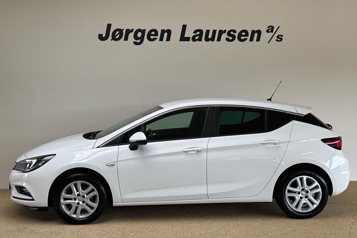 Hvid Opel Astra fra 2019