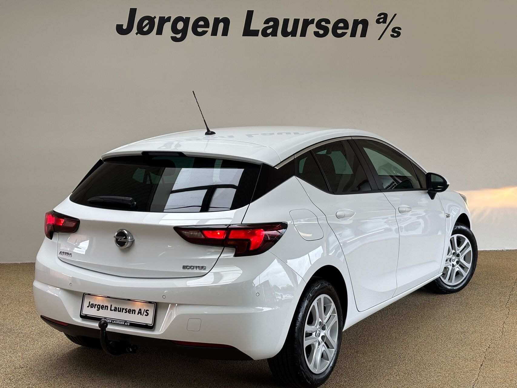 Hvid Opel Astra fra 2019