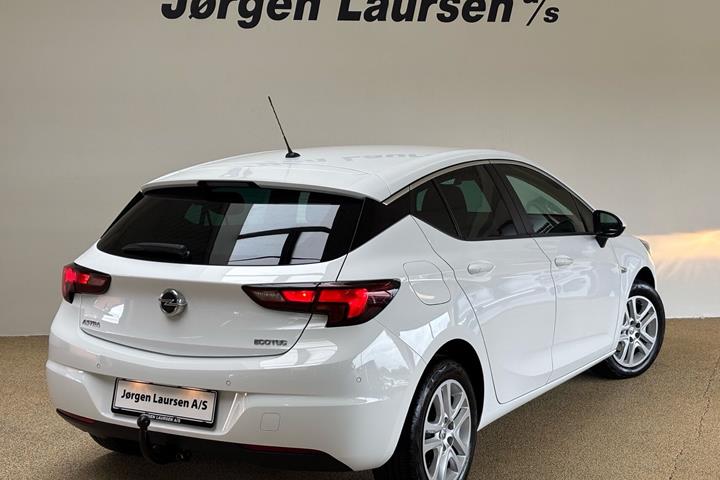 Hvid Opel Astra fra 2019
