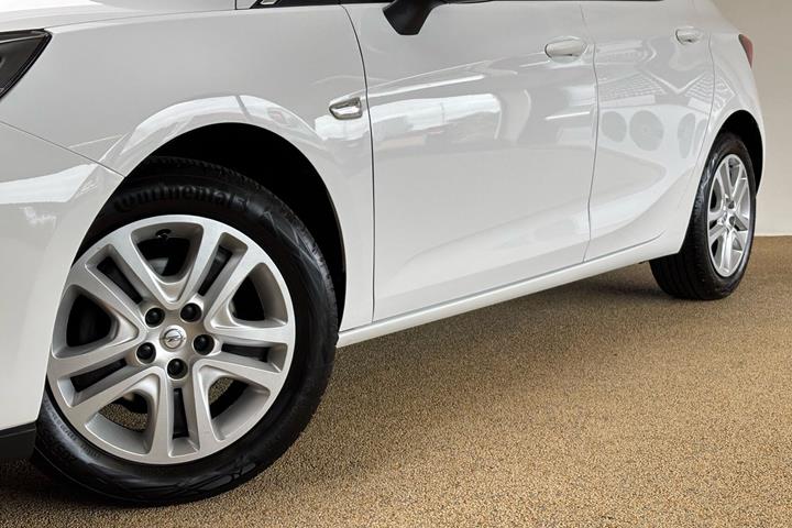 Hvid Opel Astra fra 2019