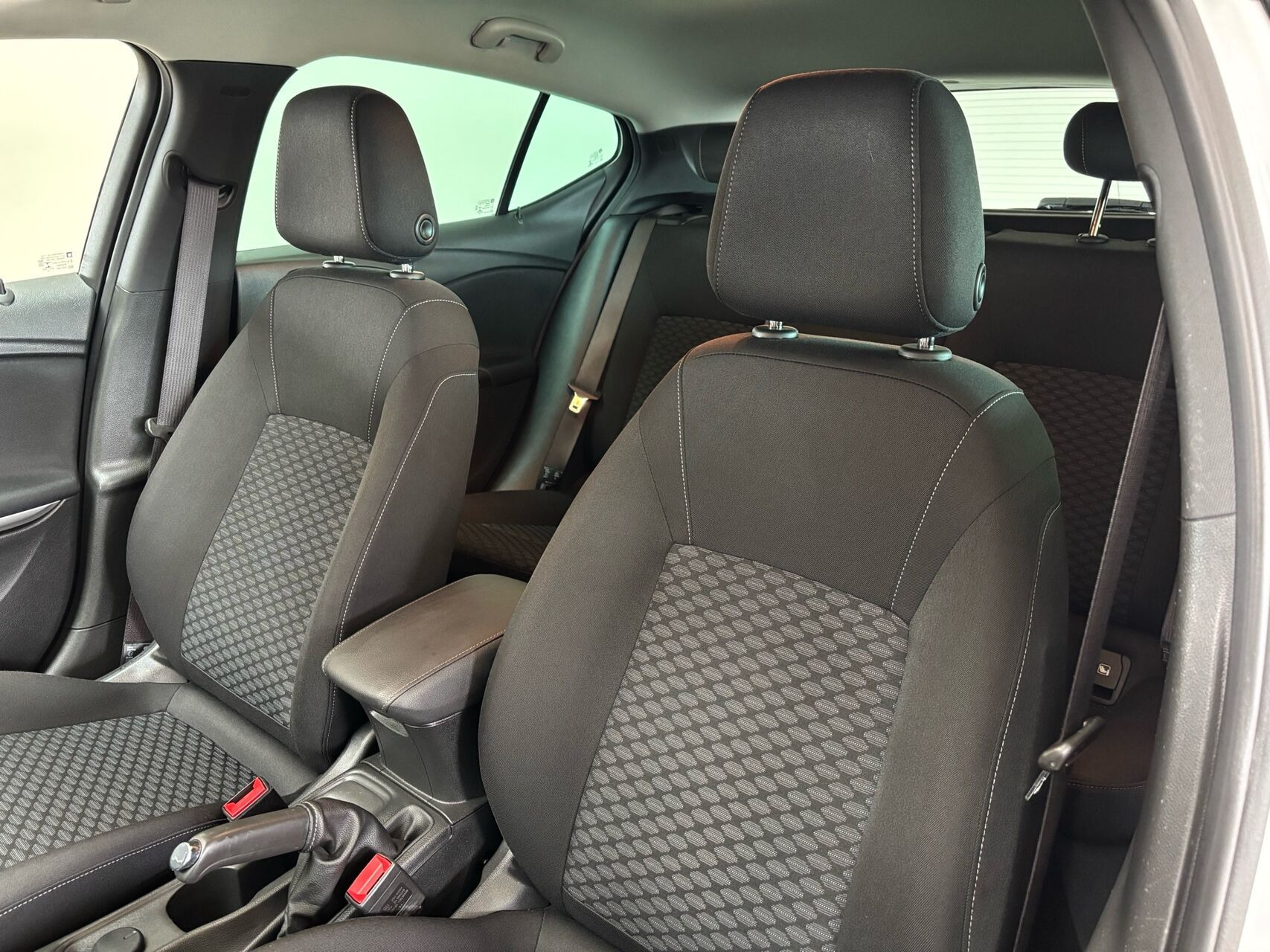 Hvid Opel Astra fra 2019
