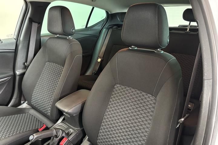 Hvid Opel Astra fra 2019