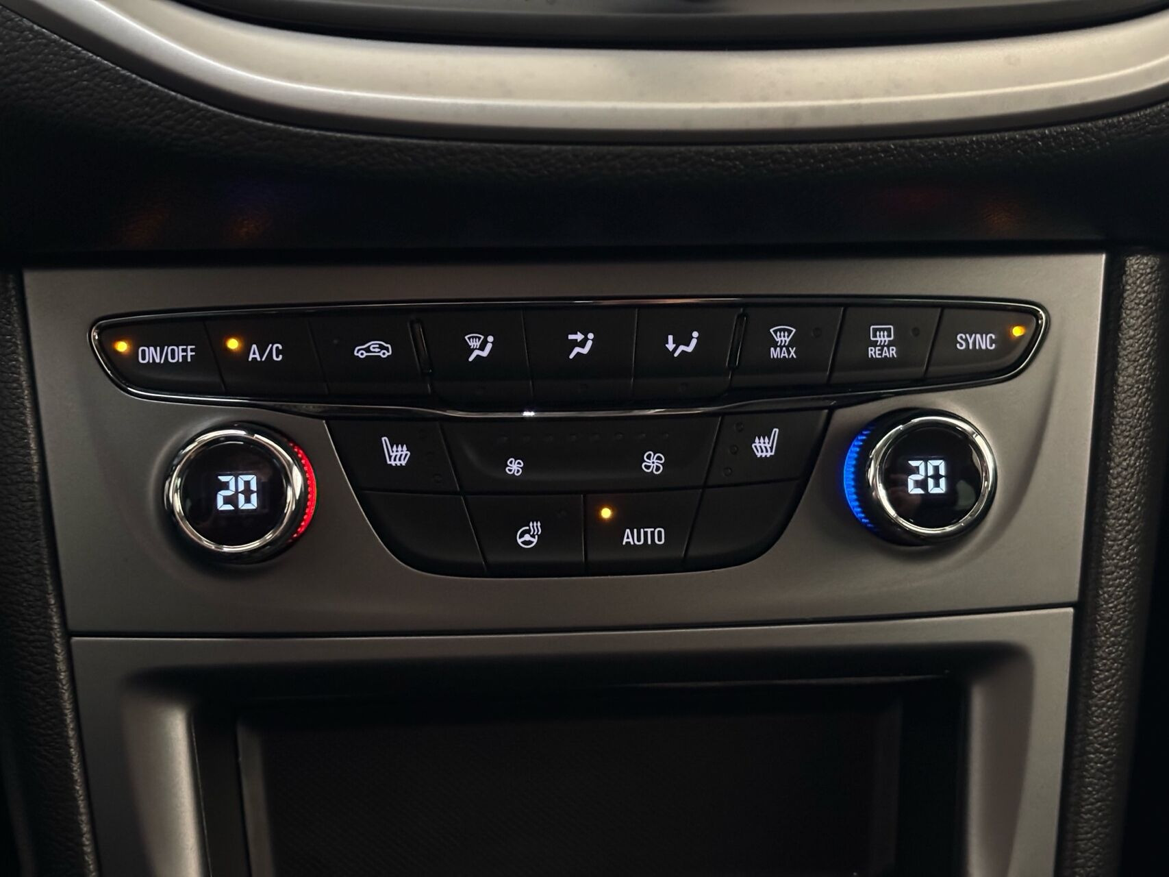Hvid Opel Astra fra 2019
