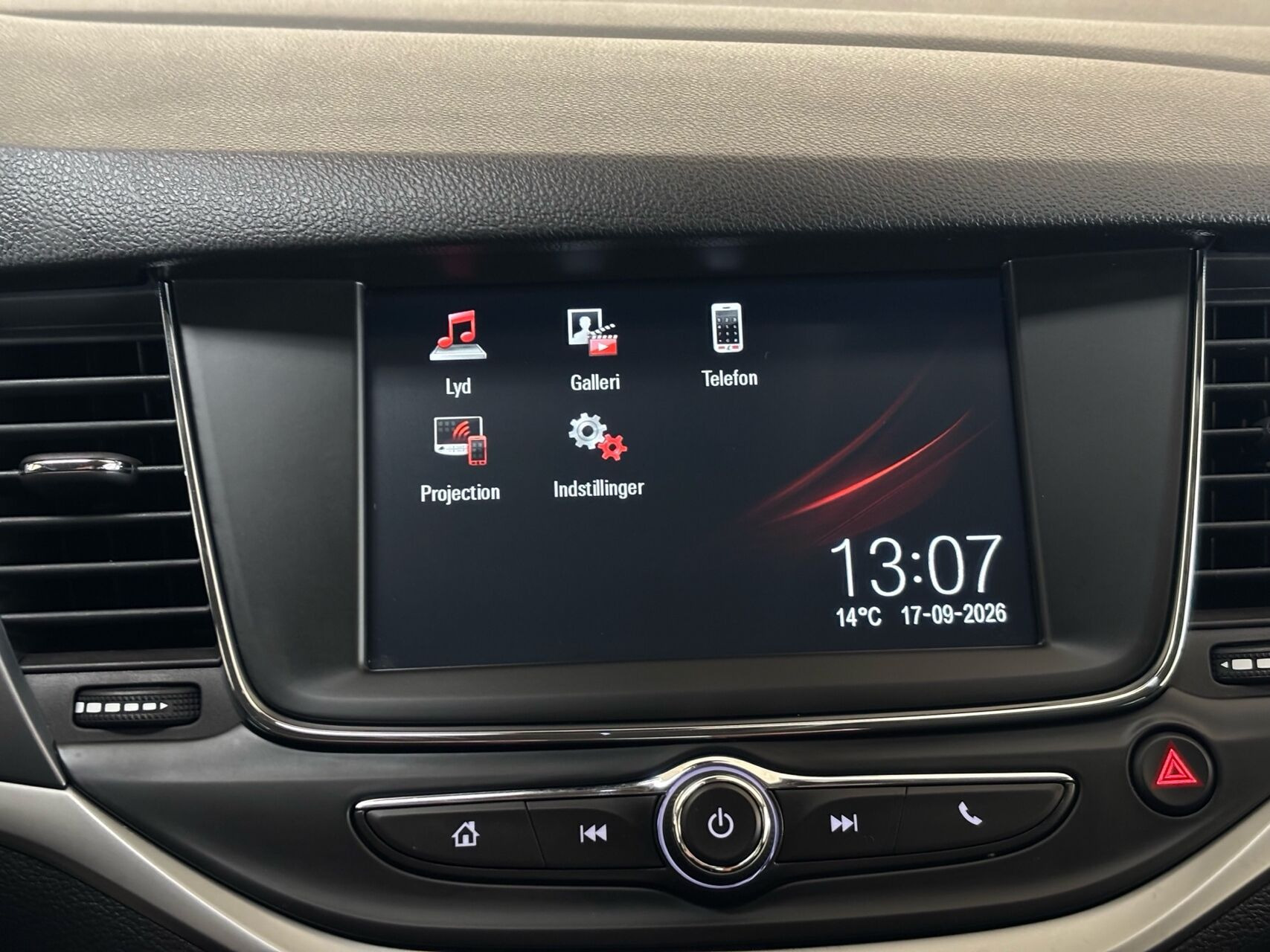 Hvid Opel Astra fra 2019