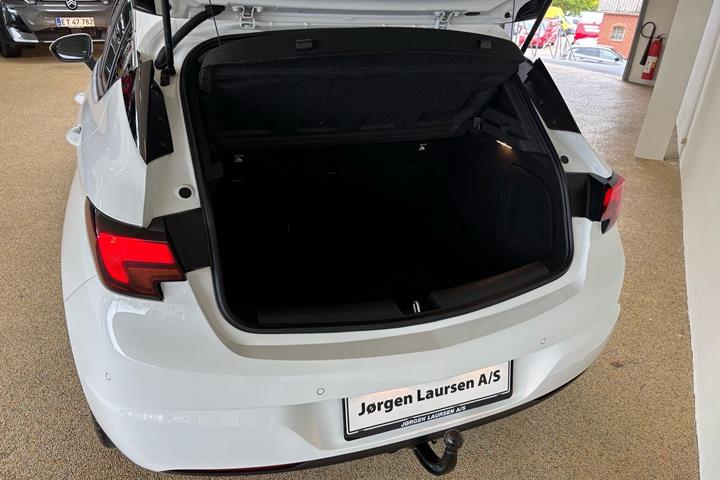 Hvid Opel Astra fra 2019