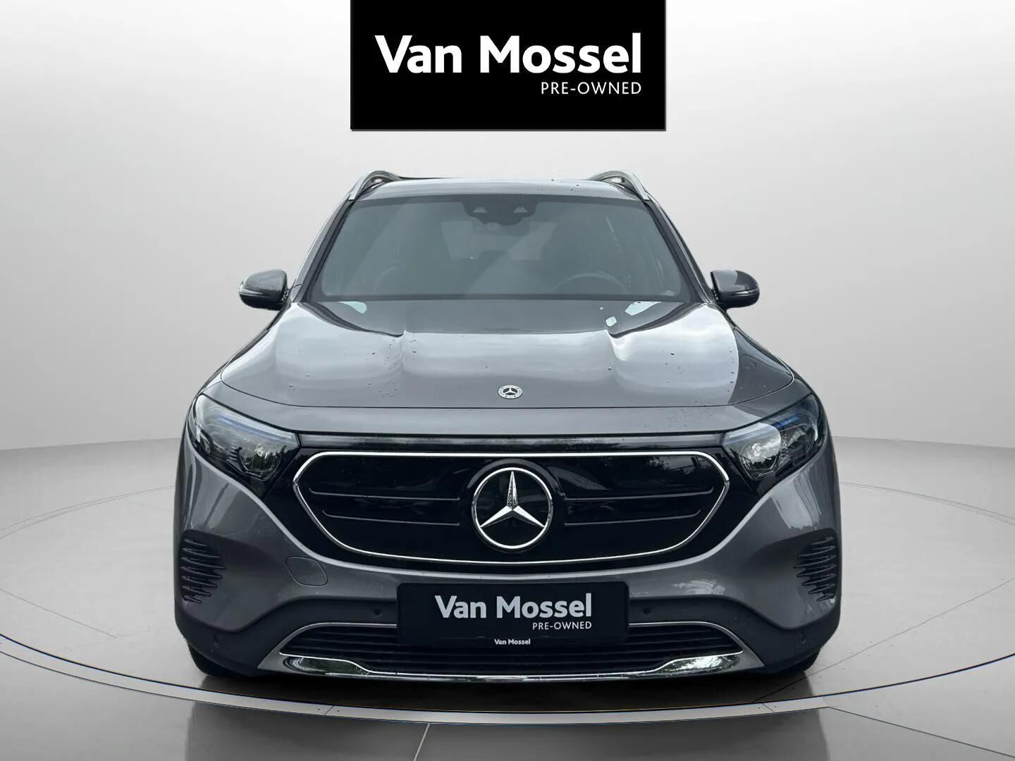 Grå Mercedes EQB250 fra 2023