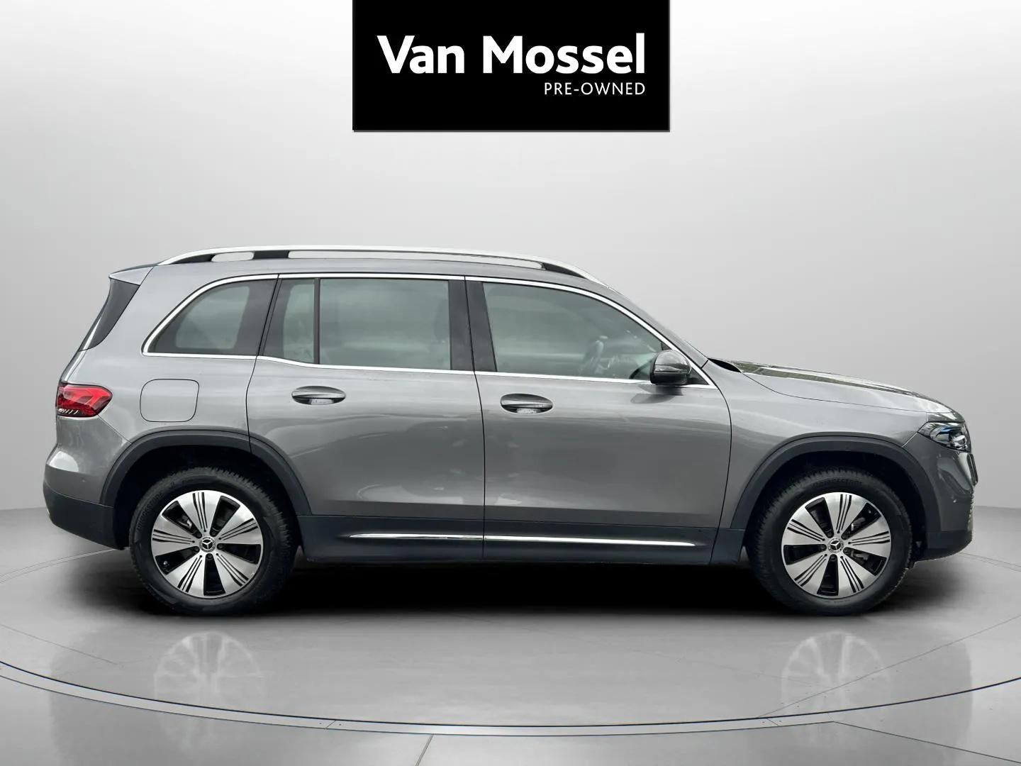 Grå Mercedes EQB250 fra 2023