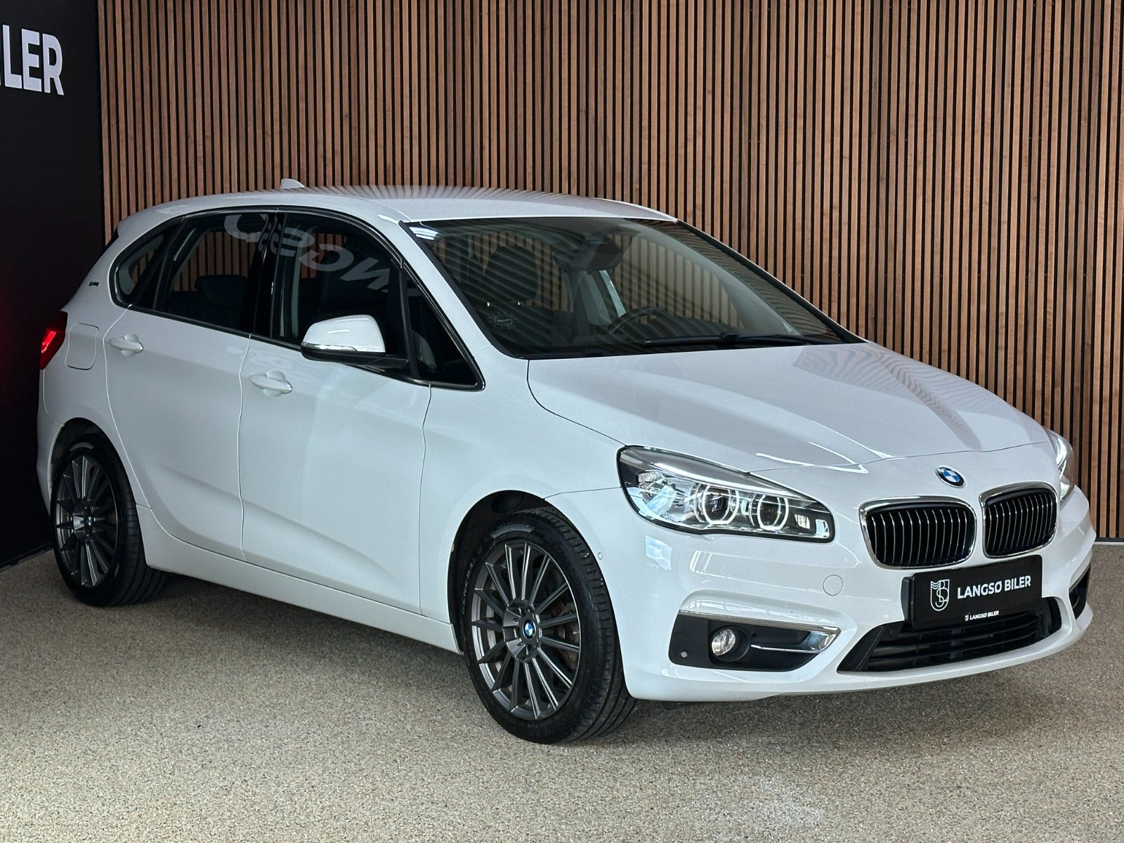 Hvid BMW 225xe fra 2016