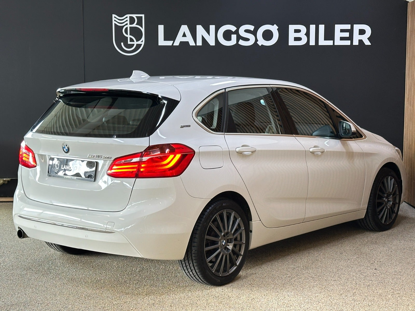 Hvid BMW 225xe fra 2016