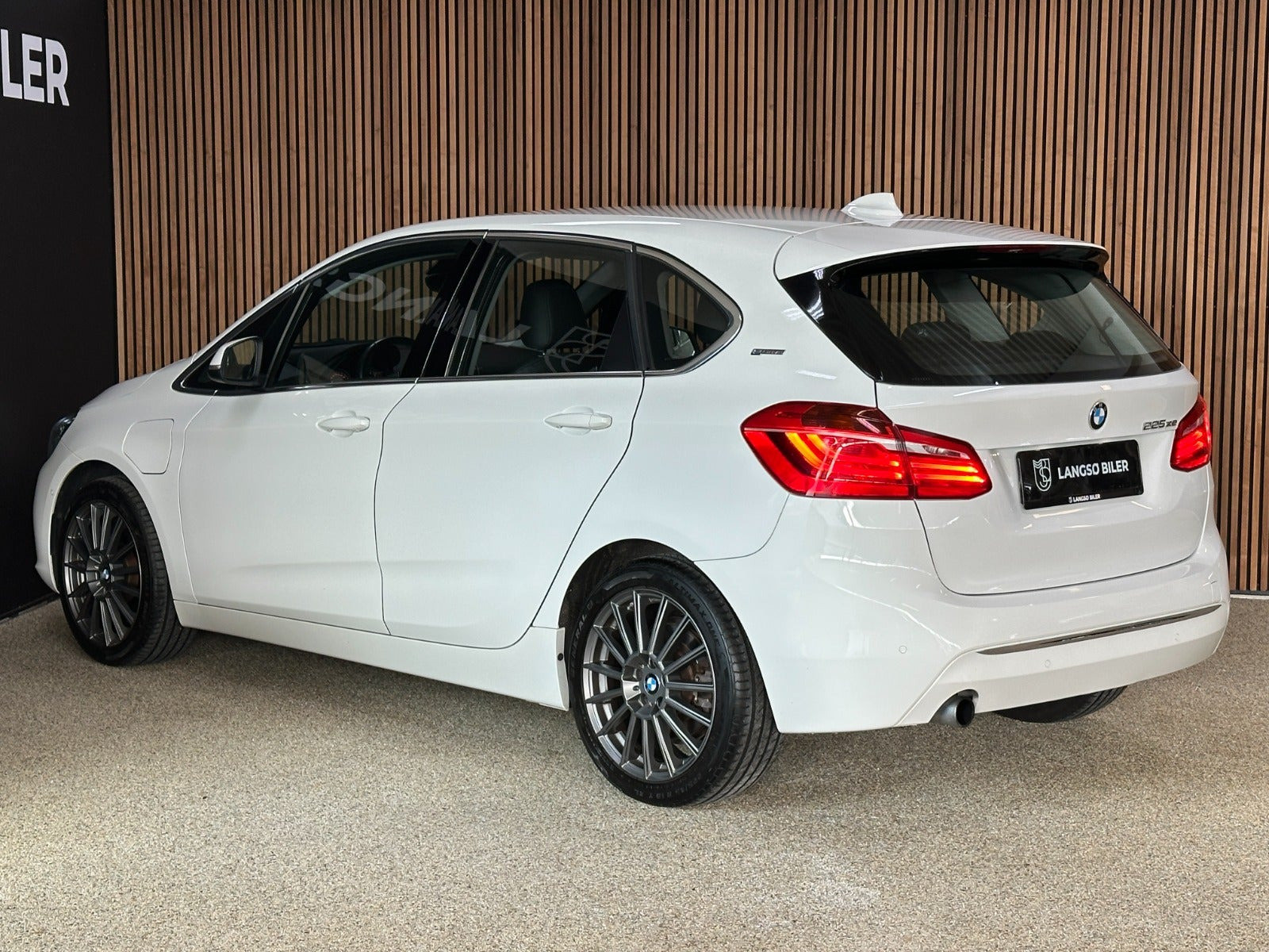 Hvid BMW 225xe fra 2016