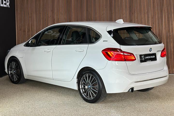 Hvid BMW 225xe fra 2016