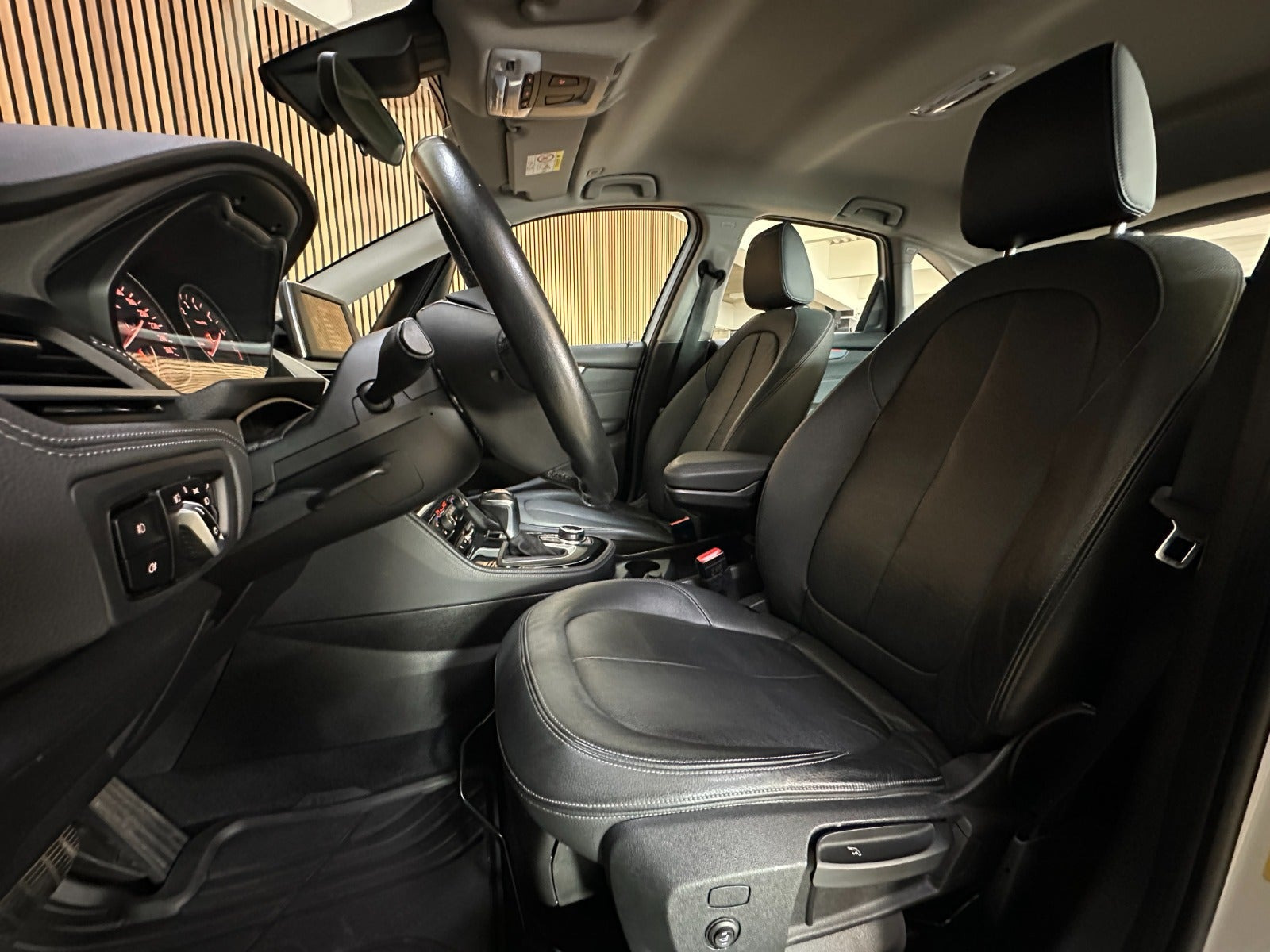 Hvid BMW 225xe fra 2016
