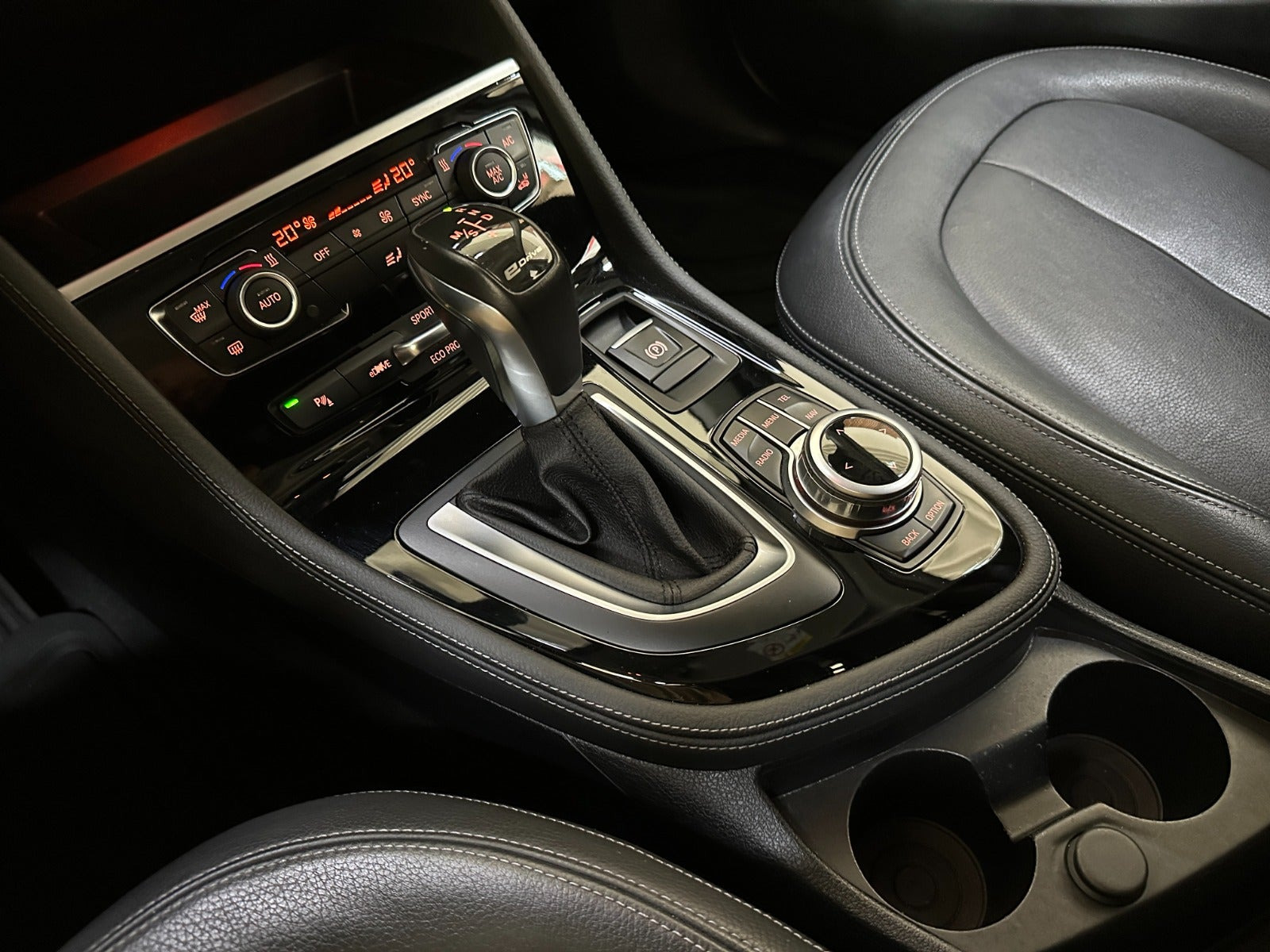 Hvid BMW 225xe fra 2016