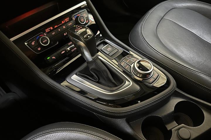 Hvid BMW 225xe fra 2016