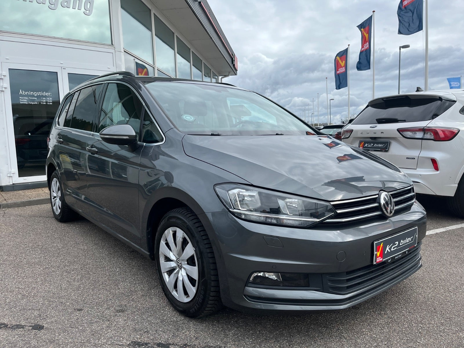Grå VW Touran fra 2020