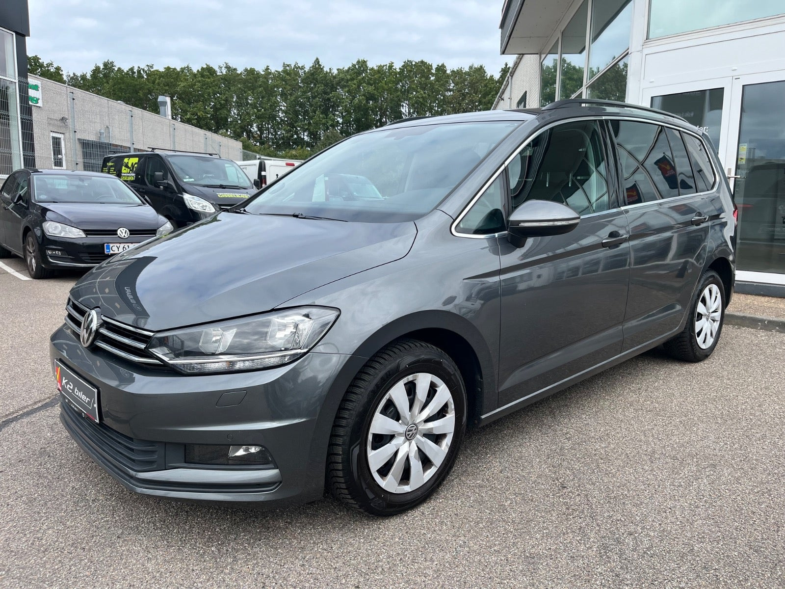 Grå VW Touran fra 2020