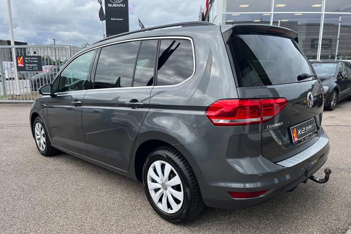 Grå VW Touran fra 2020