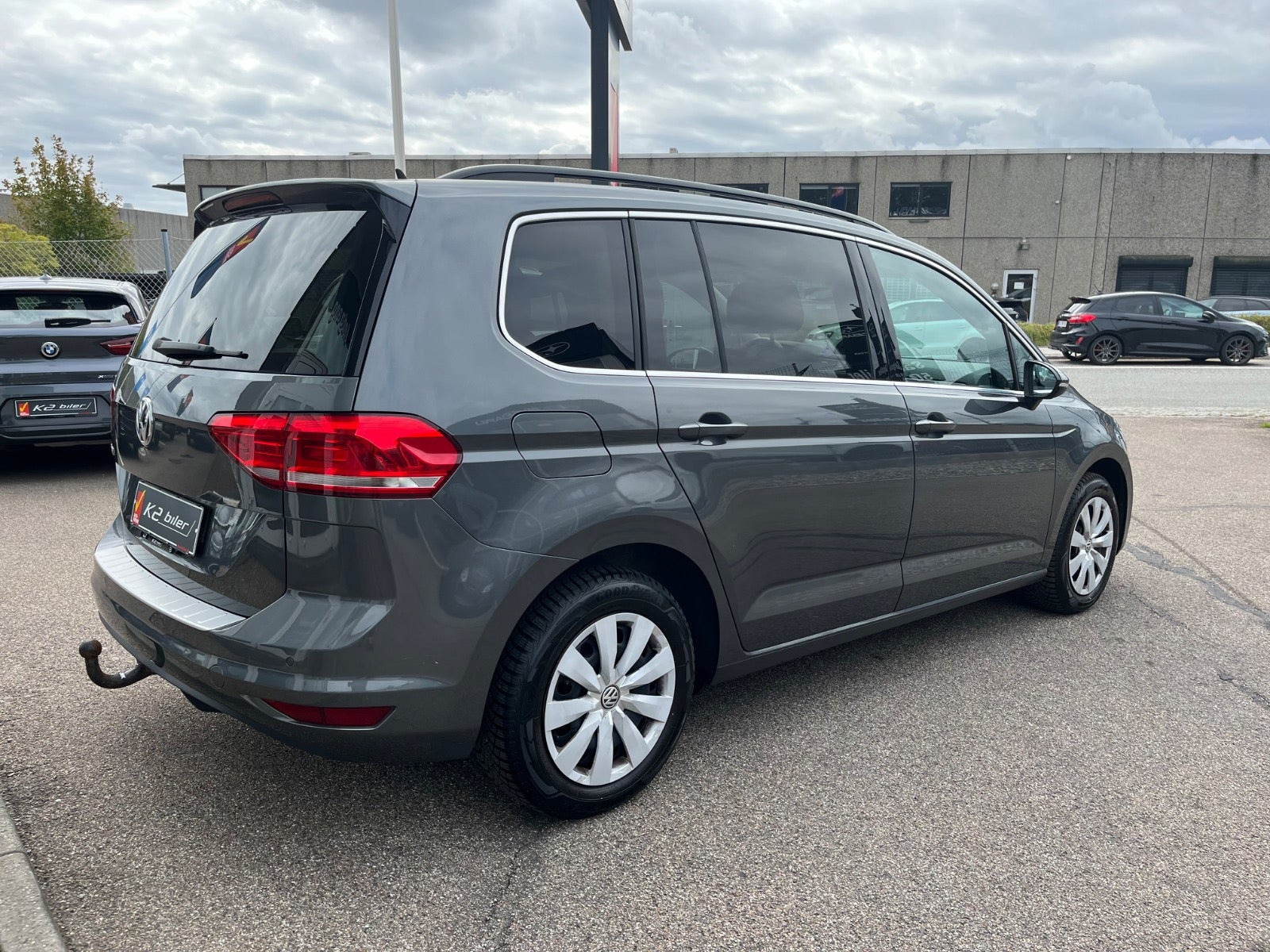 Grå VW Touran fra 2020