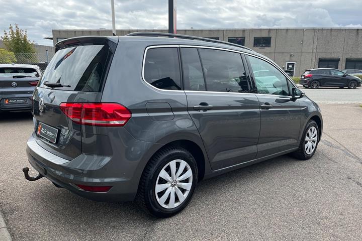 Grå VW Touran fra 2020