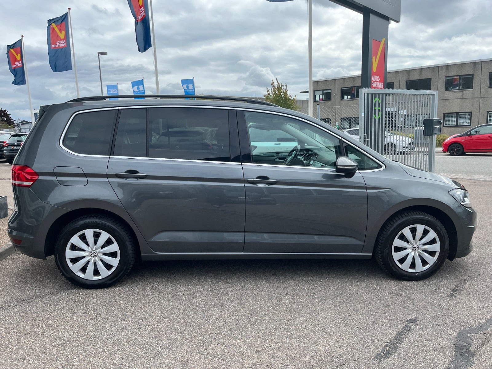 Grå VW Touran fra 2020