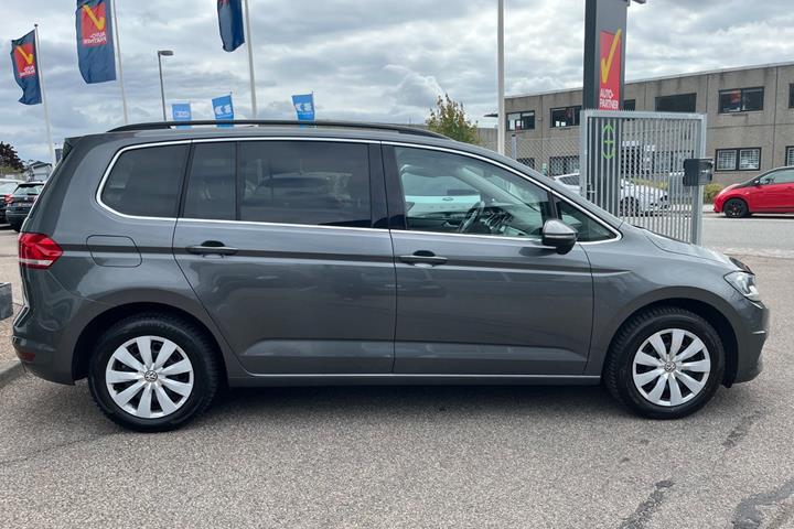 Grå VW Touran fra 2020