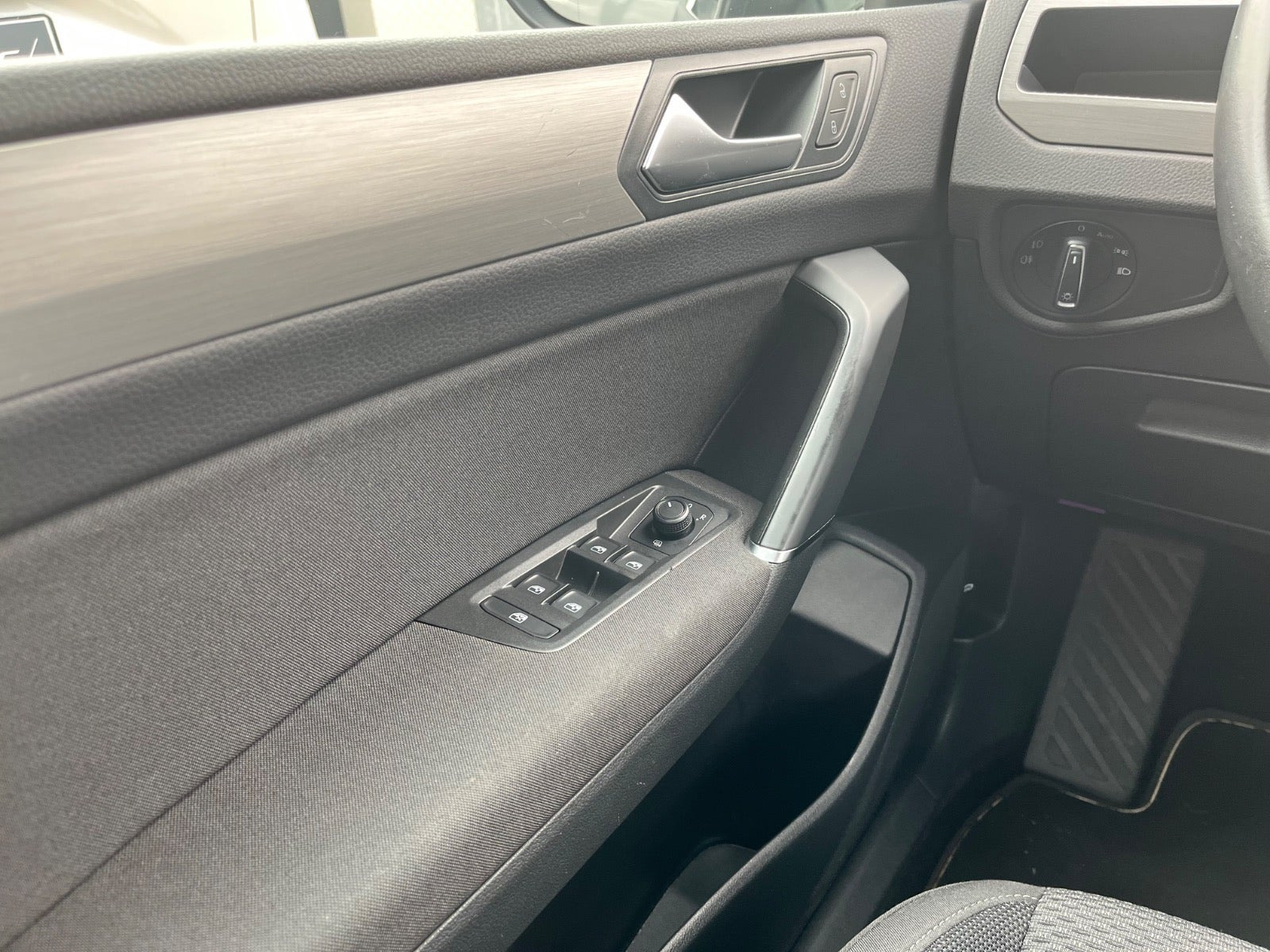Grå VW Touran fra 2020